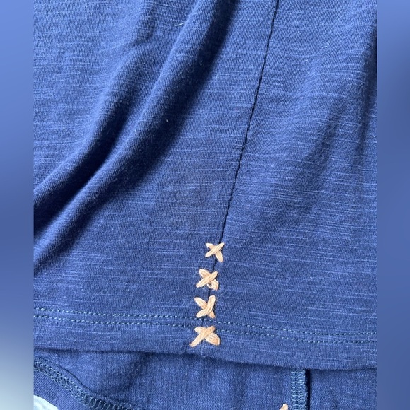 Comme Toi Navy V Neck Short Sleeve Top w/Tan Accents. Size Medium. - Picture 4 of 9